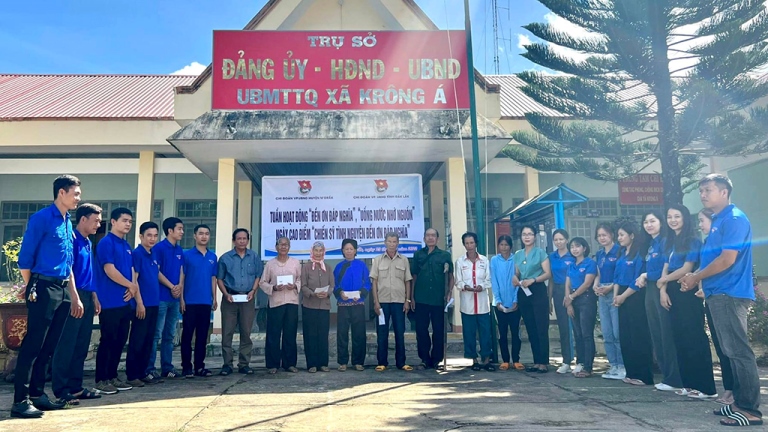 Chi đoàn thanh niên Văn phòng UBND tỉnh thăm, tặng quà các gia đình chính sách tại xã Krông Á, huyện M’Drắk